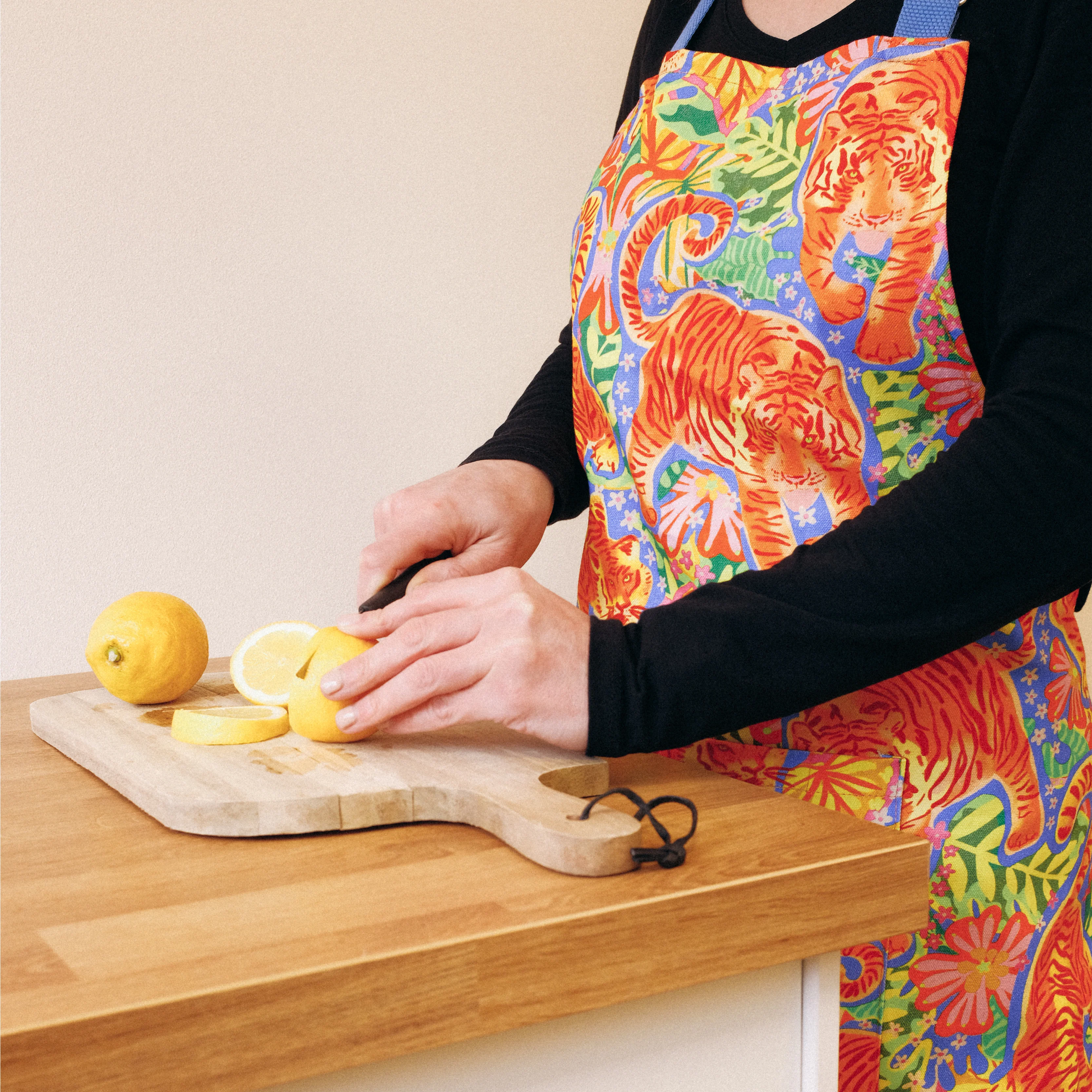 WWF Jungle Roar Apron - Image 3