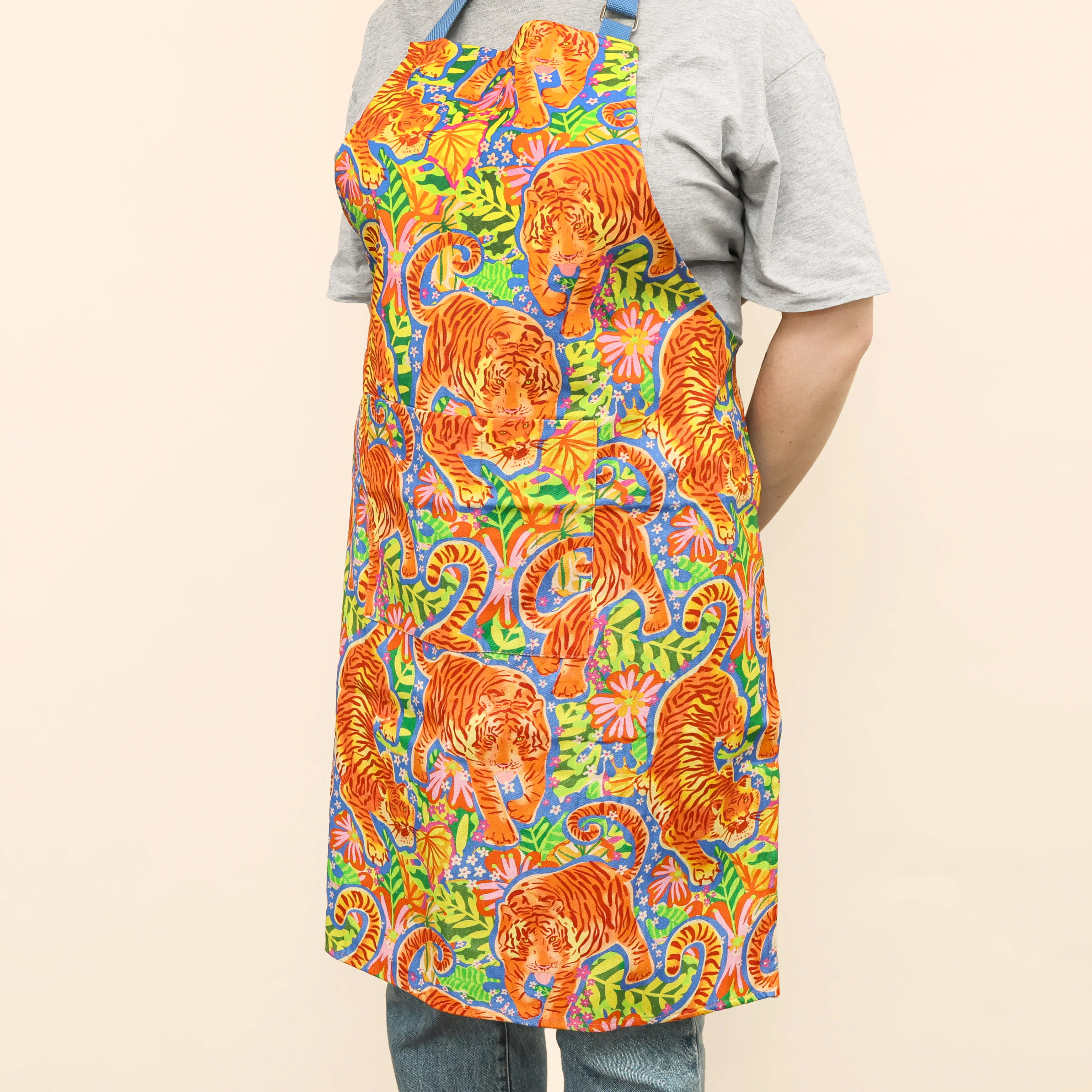 WWF Jungle Roar Apron - Image 8